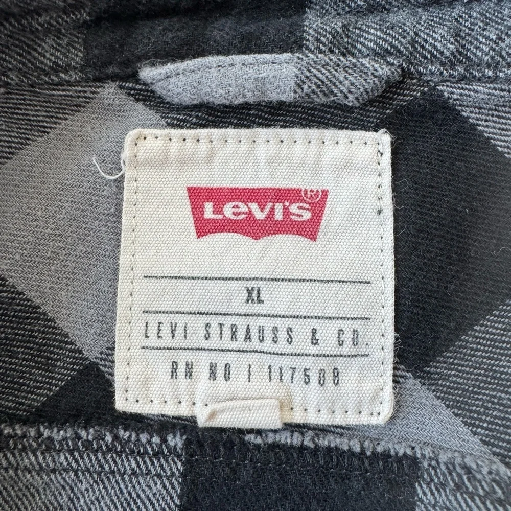 Levi's Men's Gray and Black Checkered Shirt